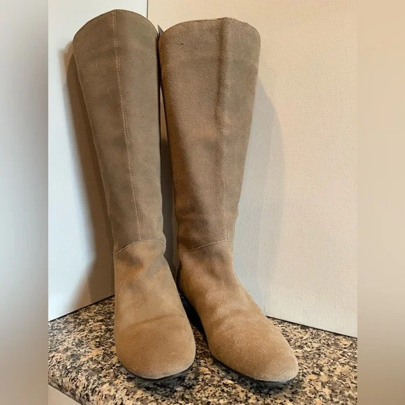 Coastal Cowgirl - Steve Madden - Taupe Suede Boots - 10 - Picture 2 of 12